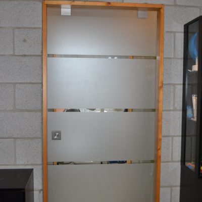 Fourniture et placement de 2 portes coulissantes et d'une porte battante en verre